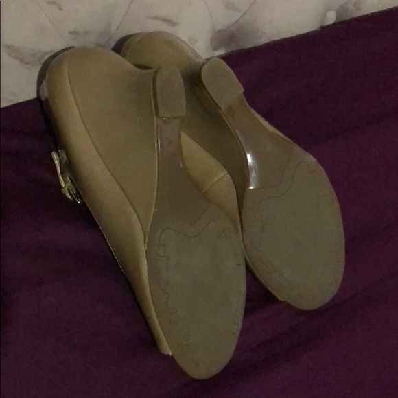 Franco Sarto beige patent open toe wedge shoes - Picture 3 of 5